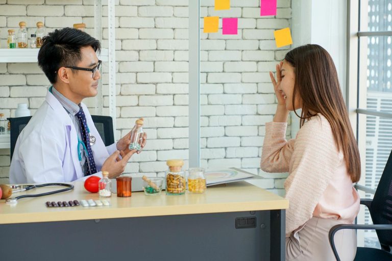 Vì sao nên tham khảo chuyên gia trước khi bổ sung vitamin và khoáng chất?